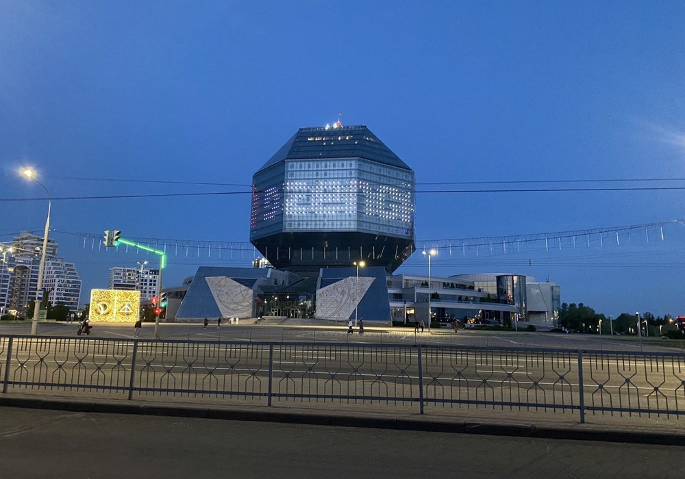 Наружная реклама на Национальной библиотеке Беларуси