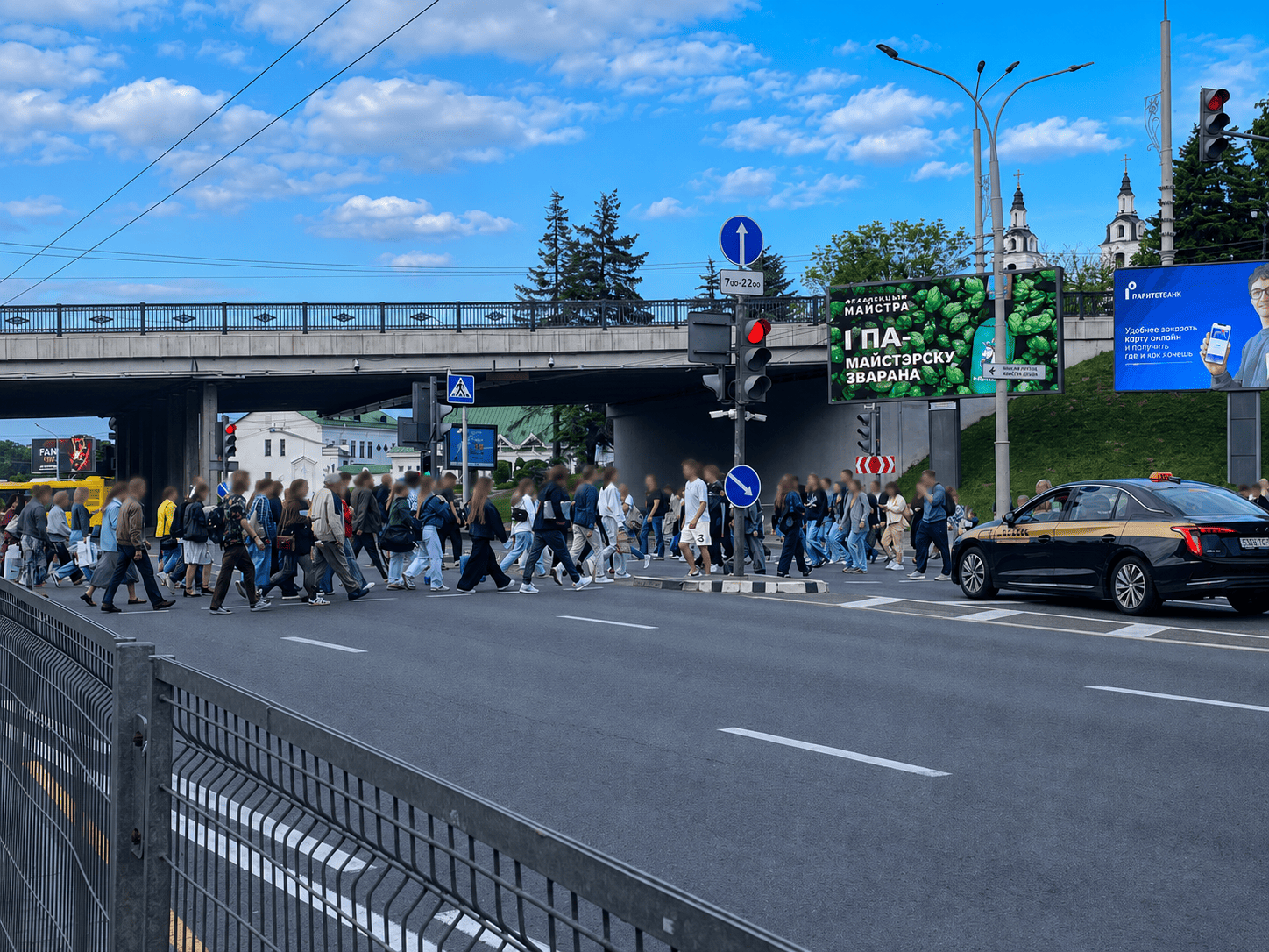 Наружная реклама на пересечении улиц Немига и Максима Богдановича