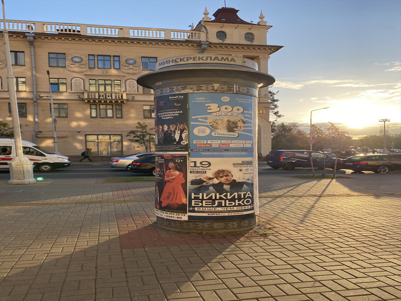 Реклама на афишной тумбе 