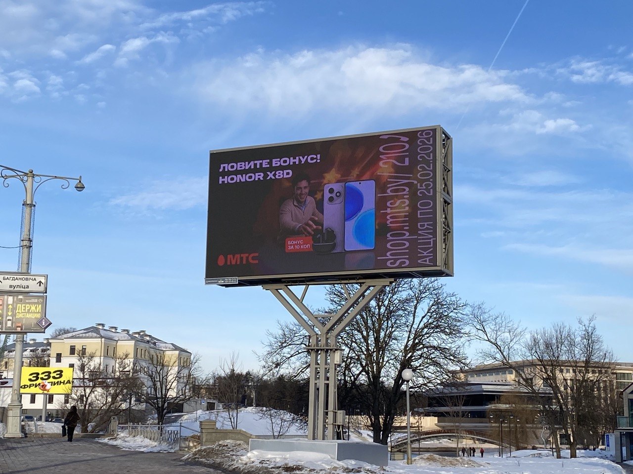 Реклама телефона Honor на билборде